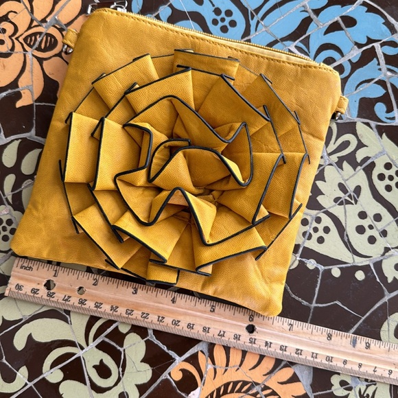 MUSTARD YELLOW LEATHER CROSSBODY BAG - Picture 5 of 6